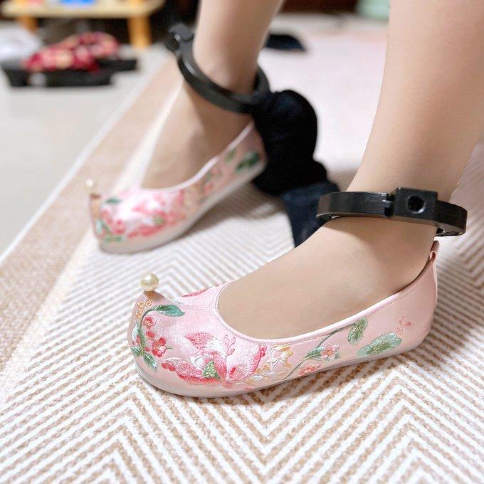 汉服少女的囚禁人生封面