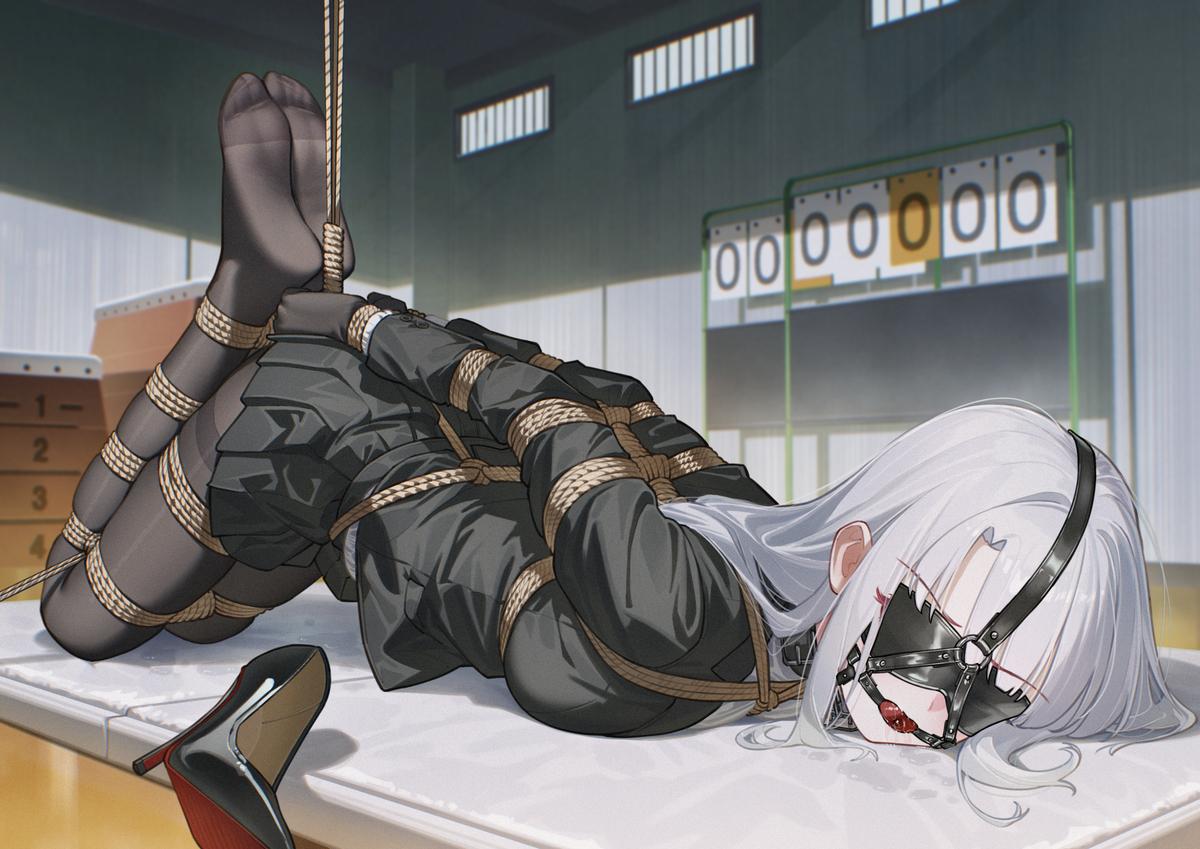 被实习生乳胶全包、伪装拘束的女总裁封面